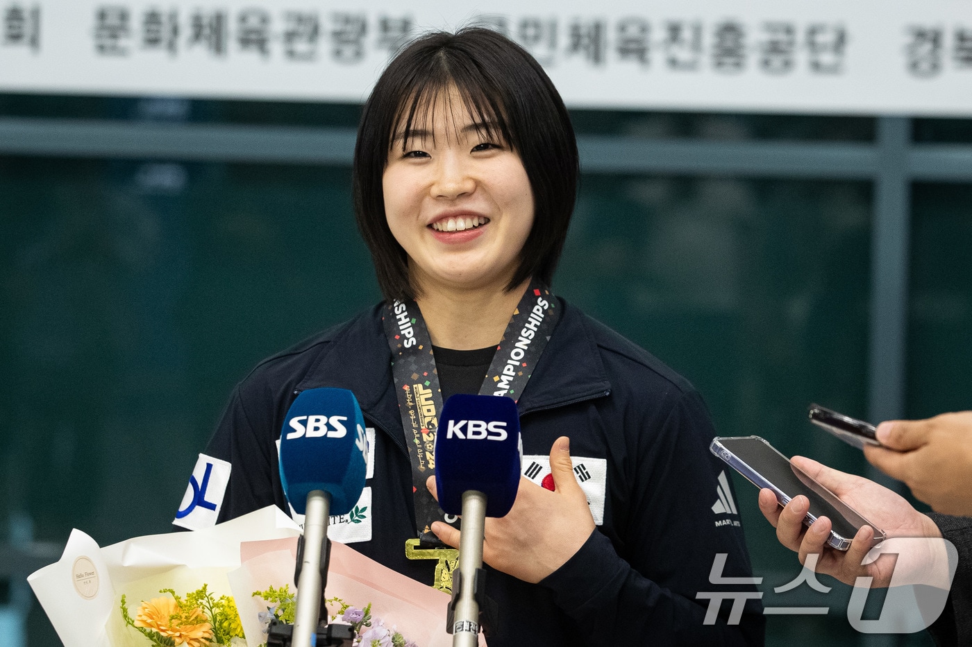 허미미가 26일 아랍에미리트&#40;UAE&#41; 아부다비에서 열린 2024 국제유도연맹&#40;IJF&#41; 세계선수권대회를 마친 후 인천국제공항 제1여객터미널을 통해 귀국해 취재진과 인터뷰하고 있다. 유도대표팀은 이번 대회에서 개인전 금메달 2개, 동메달 3개를 획득했다. 김민종&#40;양평군청&#41;이 남자 100㎏ 이상급에서 39년 만에 금메달을, 여자 57㎏급에 나선 허미미&#40;경북체육회&#41;는 한국 여자 선수로서 29년 만에 세계선수권대회 금메달을 목에 걸었다. 이들 외에도 남자 81㎏급 이준환&#40;용인대&#41;, 60㎏급 이하림&#40;한국마사회&#41;, 여자 78㎏ 이상급 김하윤&#40;안산시청&#41;이 각각 동메달을 따냈다. 2024.5.26/뉴스1 ⓒ News1 유승관 기자