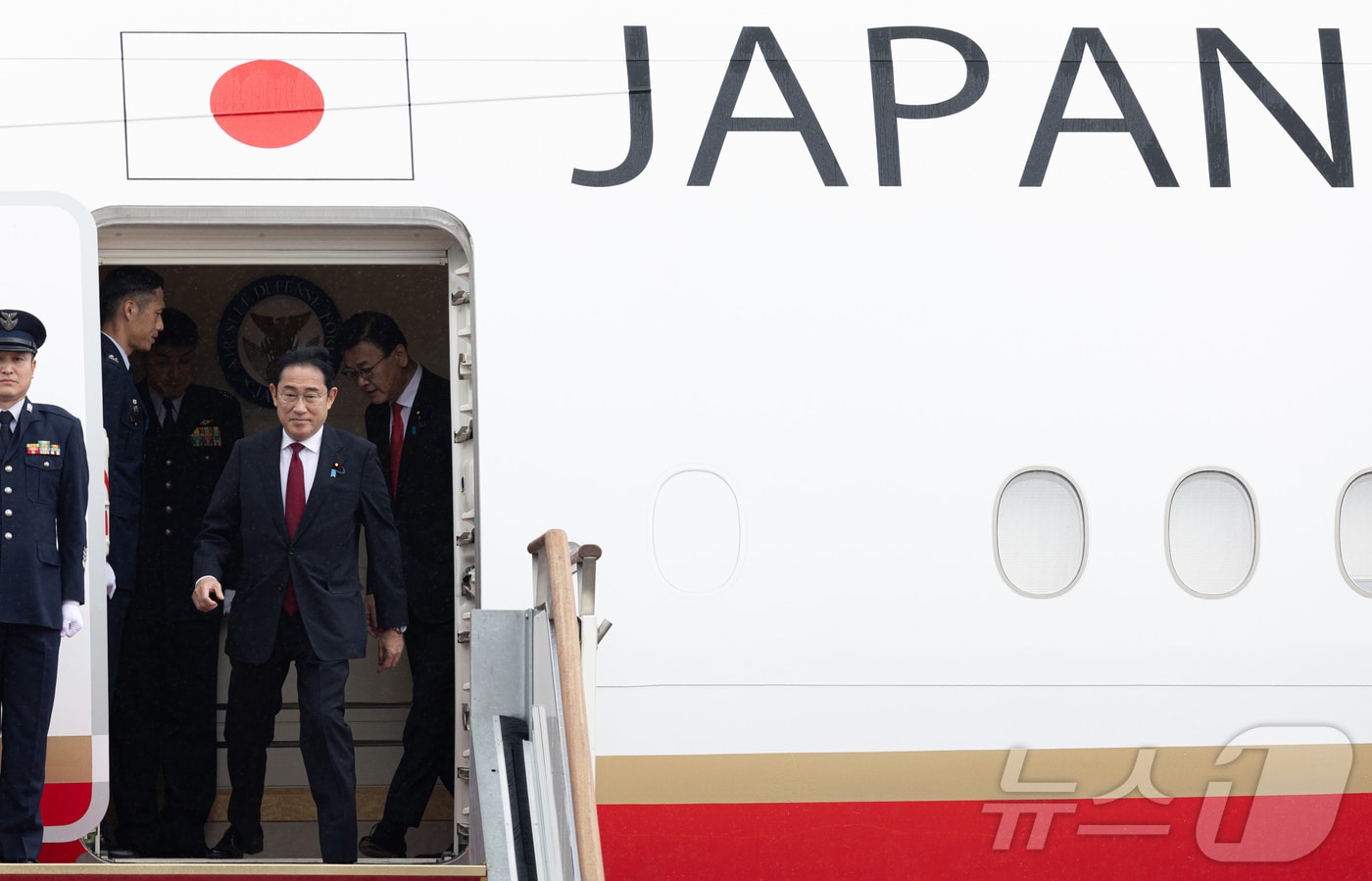 기시다 후미오(岸田文雄) 일본 총리가 26일 경기 성남시 서울공항에 도착하고 있다. 2024.5.26/뉴스1 ⓒ News1 이재명 기자