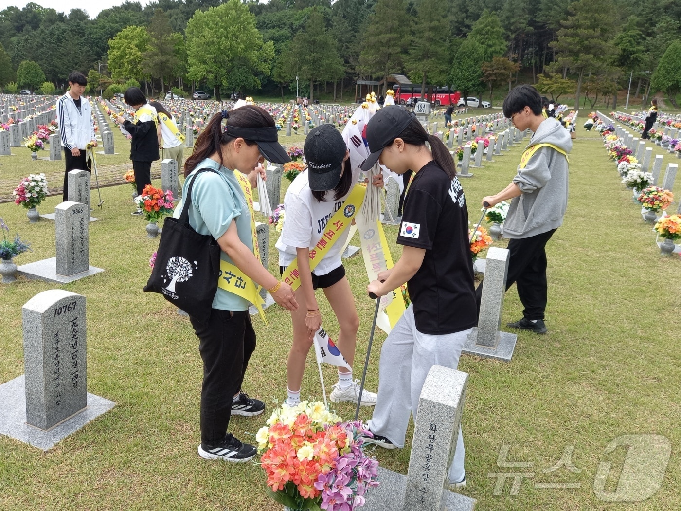 충북 청주 오송고등학교 샤프론&프론티어봉사단(지도교사 홍정희)이 9년째 대전국립현충원을 찾아 묘역 정화 활동을 펼쳤다.(충북교육청 제공)/뉴스1