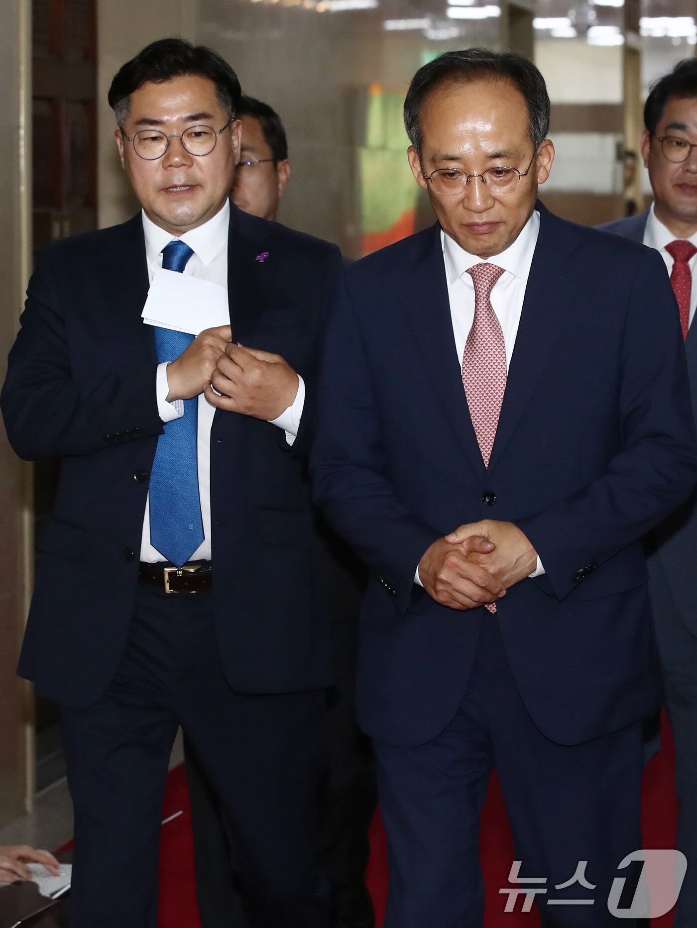 추경호 국민의힘 원내대표(오른쪽)와 박찬대 더불어민주당 원내대표가 27일 오전 서울 여의도 국회의장실에서 여야 원내대표 회동을 마치고 의장실을 나서고 있다. 2024.5.27/뉴스1 ⓒ News1 이광호 기자