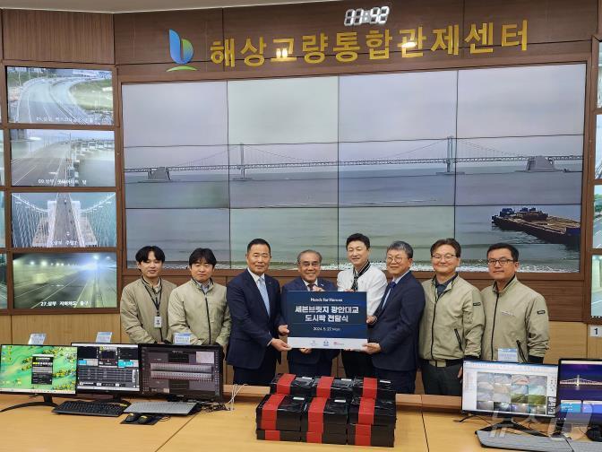 27일 오전, 해상교량통합관제센터에서 미슐랭 스타셰프가 만든 도시락 전달식에서 관계자들이 기념사진을 찍고 있다(부산시설공단 제공)