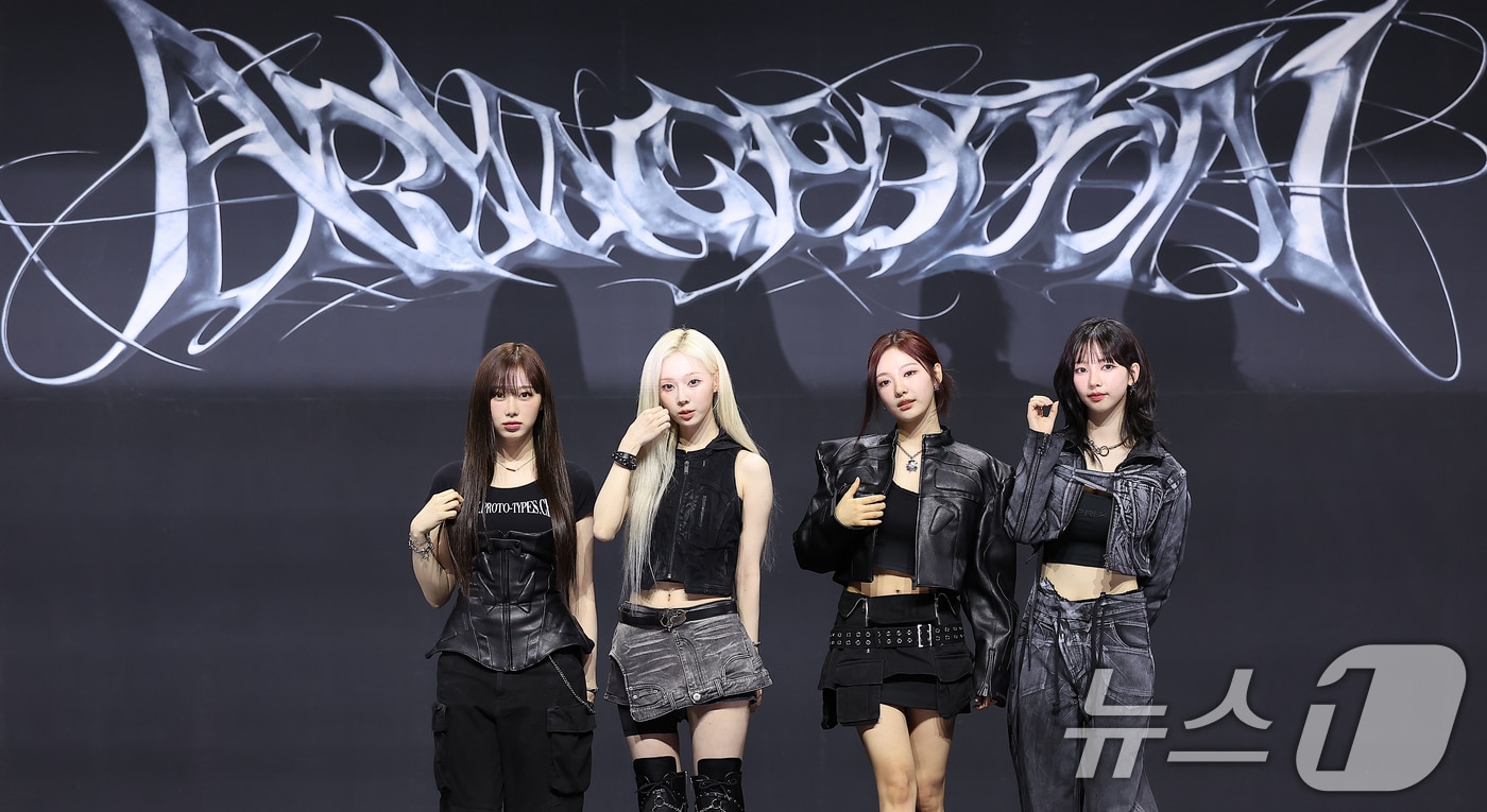 걸그룹 에스파가 27일 오후 서울 용산구 한남동 블루스퀘어 마스터카드홀에서 열린 첫 정규 앨범 ‘Armageddon’&#40;아마겟돈&#41; 발매 기념 쇼케이스에서 포즈를 취하고 있다. 2024.5.27/뉴스1 ⓒ News1 김진환 기자