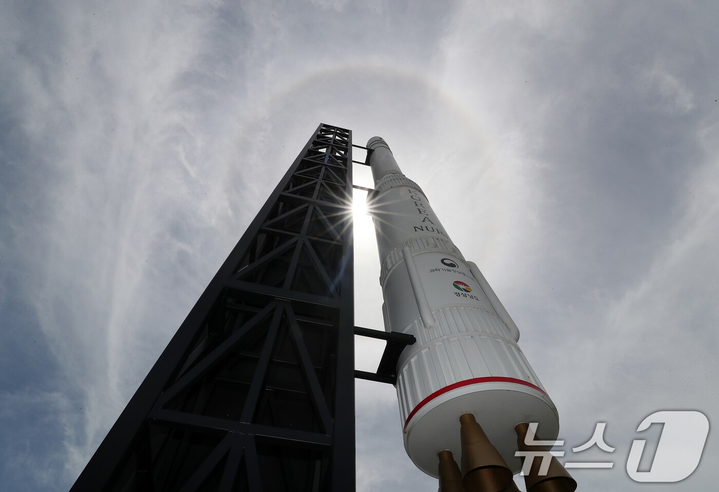 &#39;한국판 나사&#40;NASA&#41;&#39;인 우주항공청이 개청한 27일 경남 창원 의창구 경남도청 정문에 설치된 국산 우주발사체 &#39;누리호&#39; 모형 위 하늘에 해무리가 떠 있다.  2024.5.27/뉴스1 ⓒ News1 윤일지 기자