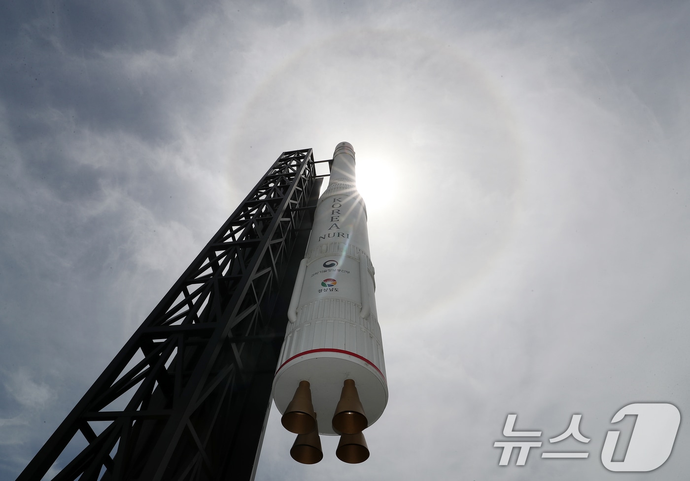 '한국판 나사(NASA)'인 우주항공청이 개청한 27일 경남 창원 의창구 경남도청 정문에 설치된 국산 우주발사체 '누리호' 모형 위 하늘에 해무리가 떠 있다. 해무리는 대기 중 수증기가 굴절돼 태양 주변으로 둥근 원 모양이 나타나는 현상이다. 2024.5.27/뉴스1 ⓒ News1 윤일지 기자