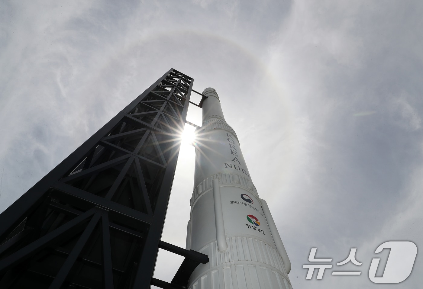 '한국판 나사(NASA)'인 우주항공청이 개청한 27일 경남 창원 의창구 경남도청 정문에 설치된 국산 우주발사체 '누리호' 모형 위 하늘에 해무리가 떠 있다. 해무리는 대기 중 수증기가 굴절돼 태양 주변으로 둥근 원 모양이 나타나는 현상이다. 2024.5.27/뉴스1 ⓒ News1 윤일지 기자