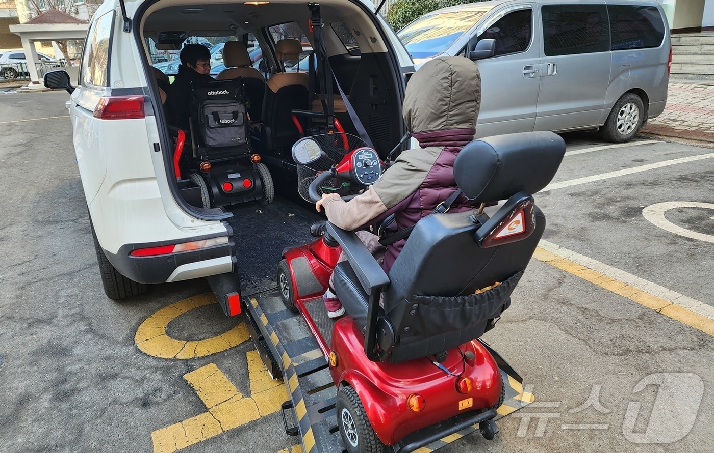 전동보장구 이용하는 장애인(뉴스1/DB)