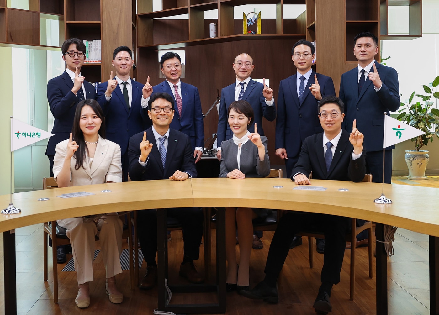 서울 중구 을지로 소재 하나은행 을지로 본점에서 &#39;하나은행 기업ESG컨설팅팀&#39; 직원들이 기념촬영을 하고 있다.  &#40;하나은행 제공&#41;