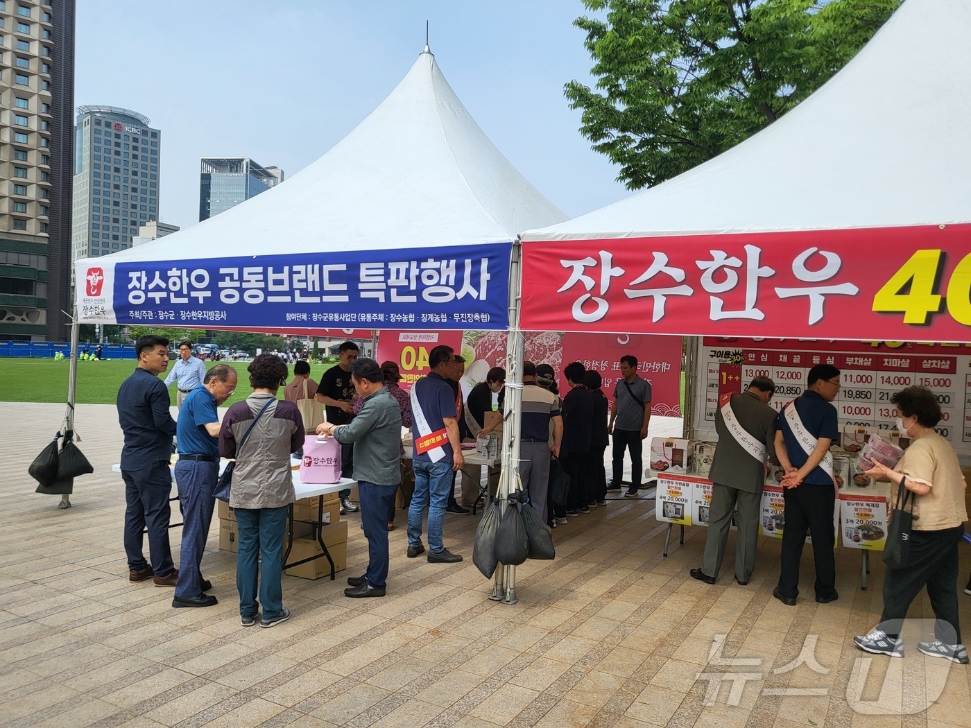 장수군은 오는 6월 3~4일 서울시청 광장에서 &#39;장수 농축산물 특판 행사&#39;를 연다고 28일 밝혔다.지난해 행사 모습&#40;장수군 제공&#41;2024.5.28/뉴스1