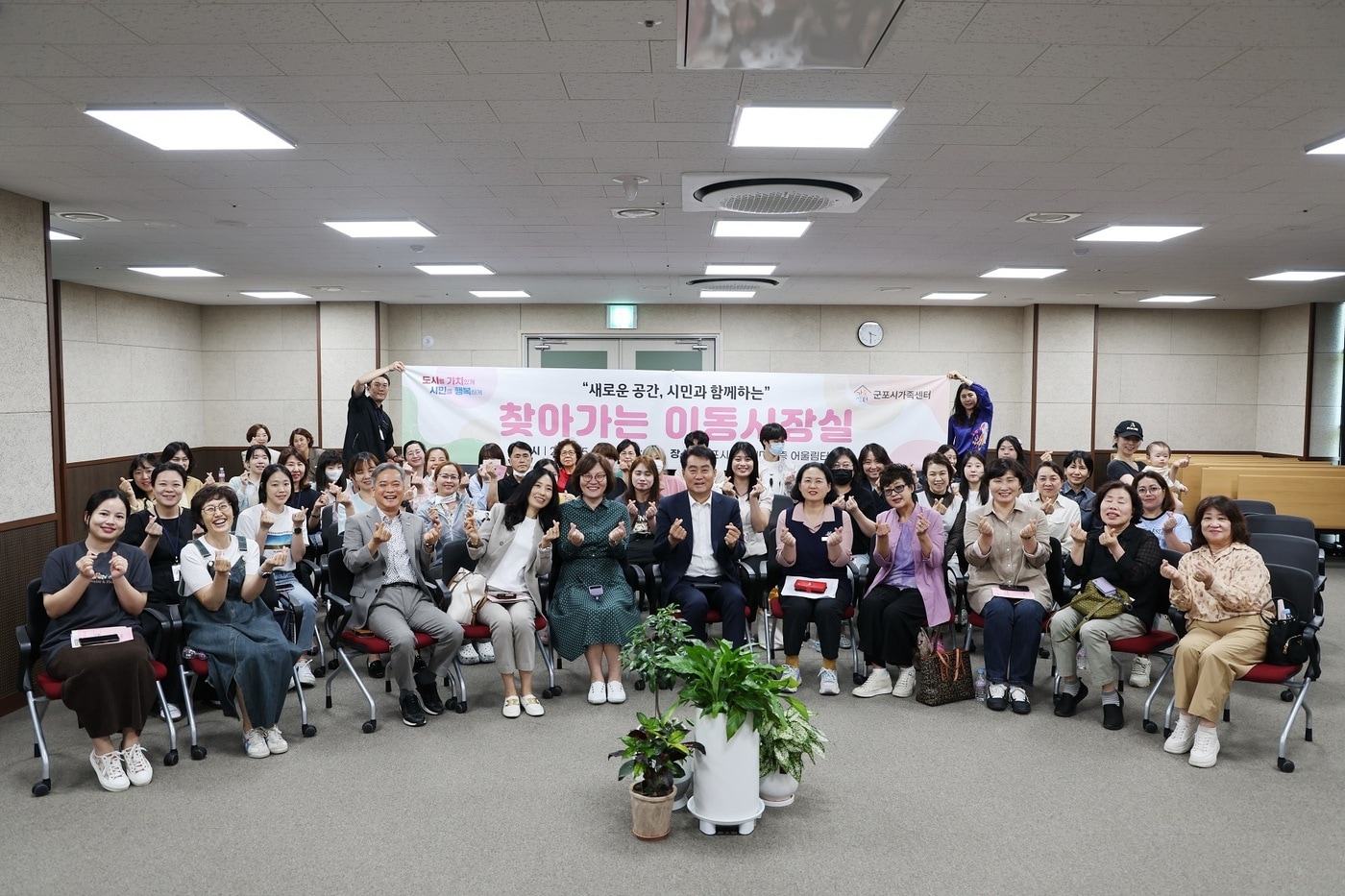  최근 경기 군포가족센터에서 &#39;찾아가는 이동시장실&#39;이 개최되고 있다. 사진은 하은호 시장과 시민이 기념 촬영을 하고 있는 모습. &#40;군포시 제공&#41; 2024.5.28 / 뉴스1