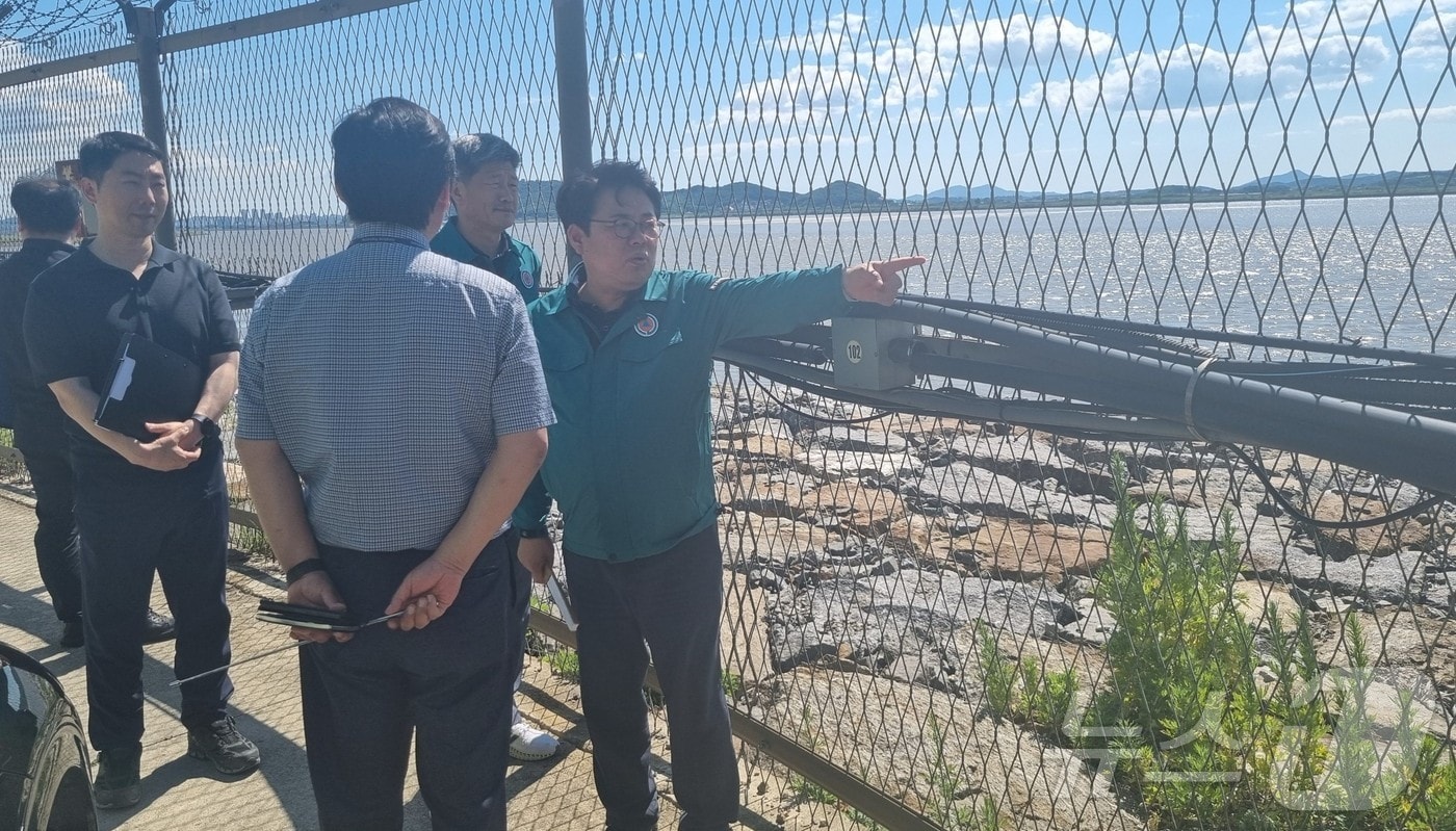김동구 청장(오른쪽)이 28일 파주시 한강 문발제를 찾아 보강공사 실시설계 현황을 청취하고 착공 전까지 홍수대응 대비를 철저히 해 줄 것을 당부했다.(한강청 제공)