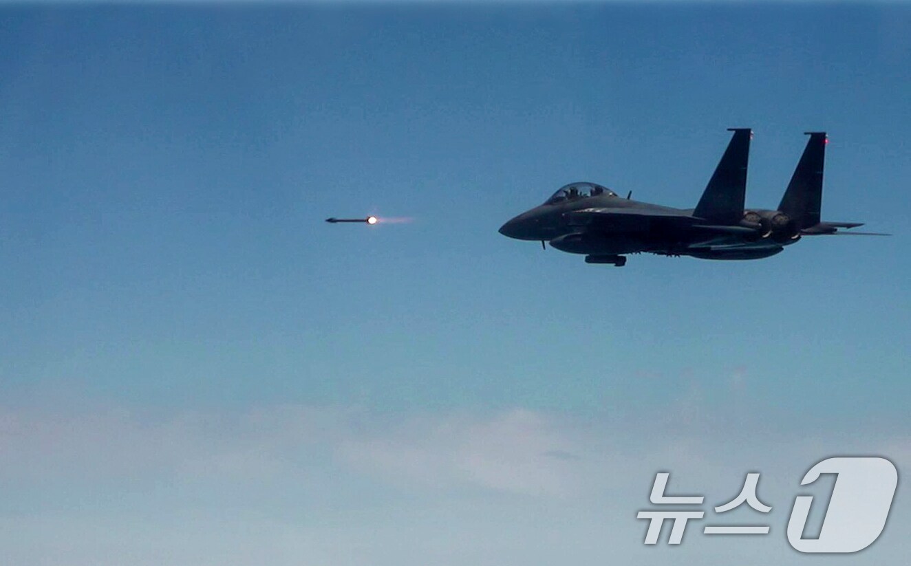 공군 F-15K 전투기가 공중 표적을 향해 AIM-9X 공대공 미사일을 발사하고 있다. &#40;공군 제공&#41; 2024.5.28/뉴스1 ⓒ News1 김진환 기자