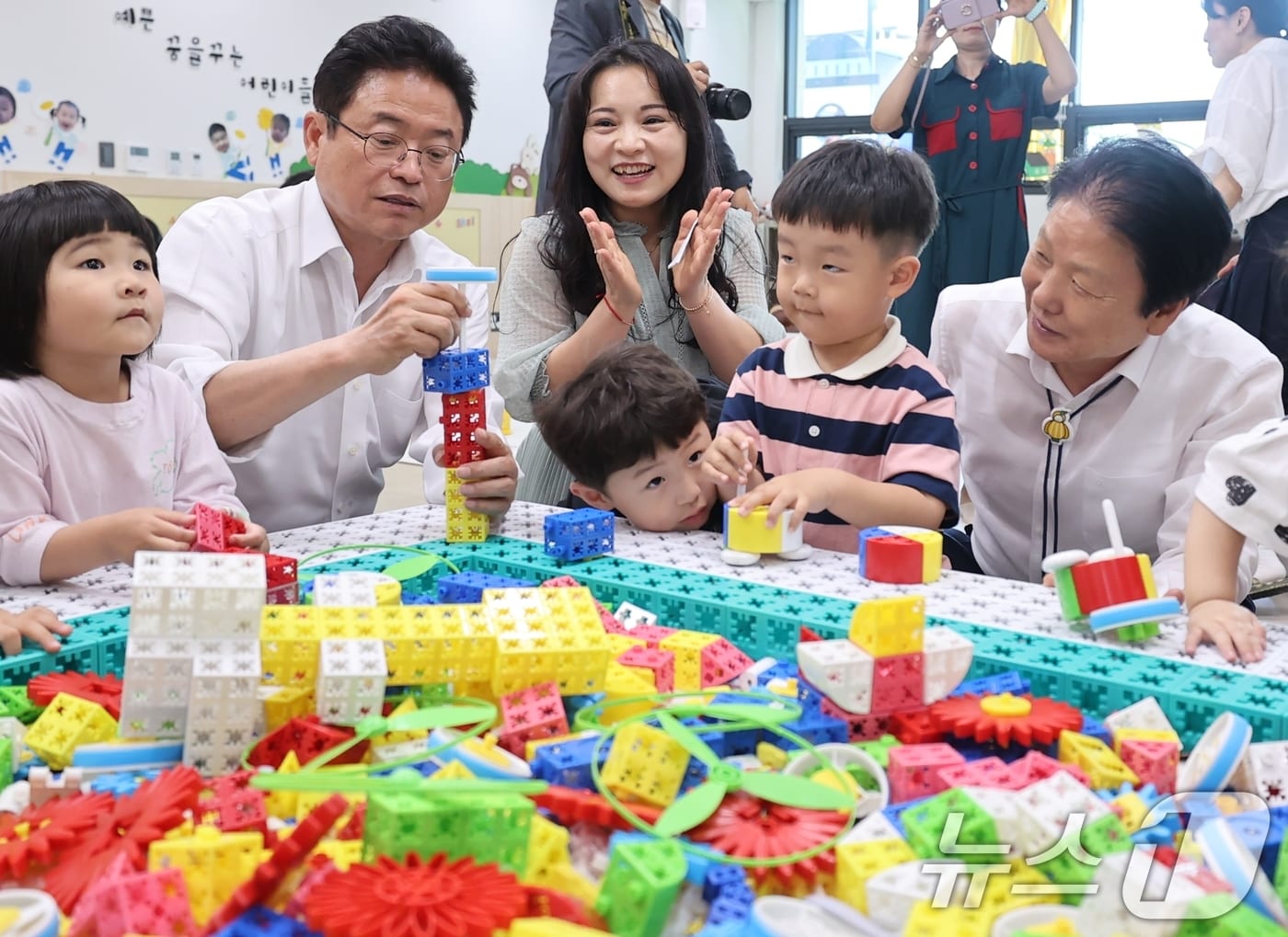 28일 성주형 24시 통합돌봄센터를 방문한 이철우 도지사&#40;왼쪽 두번재&#41;와 이병환 군수가 어린이들과 레고체험을 하고 있다. &#40;성주군 제공&#41; 2024.5.28/뉴스1 ⓒ News1 정우용 기자