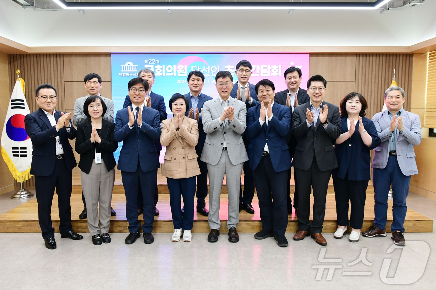 이민근 안산시장&#40;앞줄 가운데&#41;과 총선 당선인과의 만남.&#40;안산시 제공&#41;