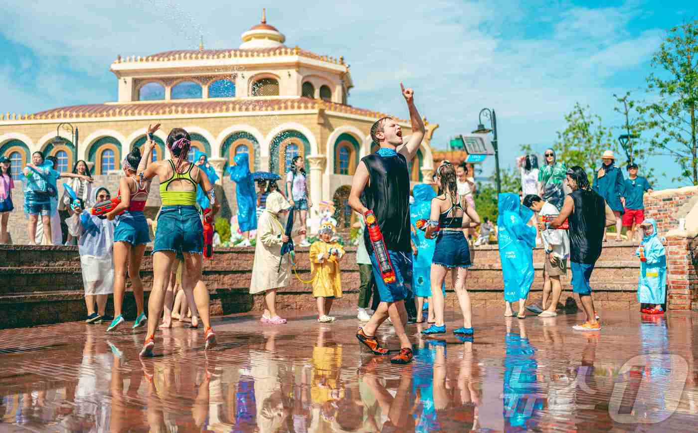 롯데월드어드벤쳐 부산 여름 시즌 거리공연 워터팡팡(롯데월드부산 제공) 