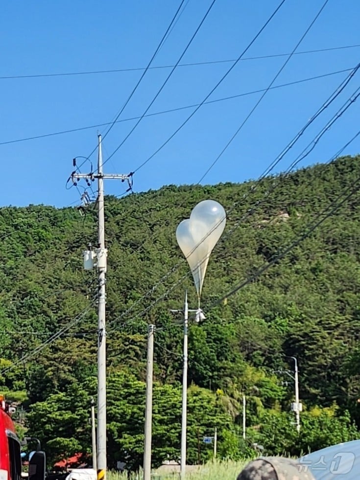 29일 오전 5시 45분께 전북자치도 무주군 무주읍에서 발견된 대남전단 추정 물체&#40;전북소방 제공&#41; ⓒ News1 장수인 기자