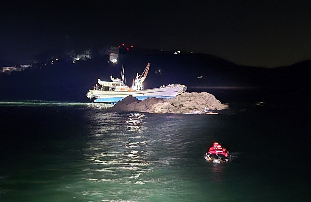  태안 죽도 부근 암초에 걸려 좌초된 선박.(태안해경 제공)/뉴스1