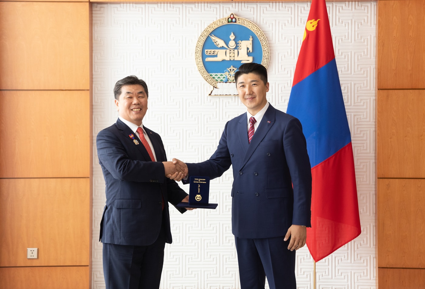 박요한 대한항공 중국지역본부장이 오드바야르 몽골 대통령실 외교정책담당 고문으로부터 메달을 수여받은 후 기념사진을 촬영하는 모습(대한항공 제공)