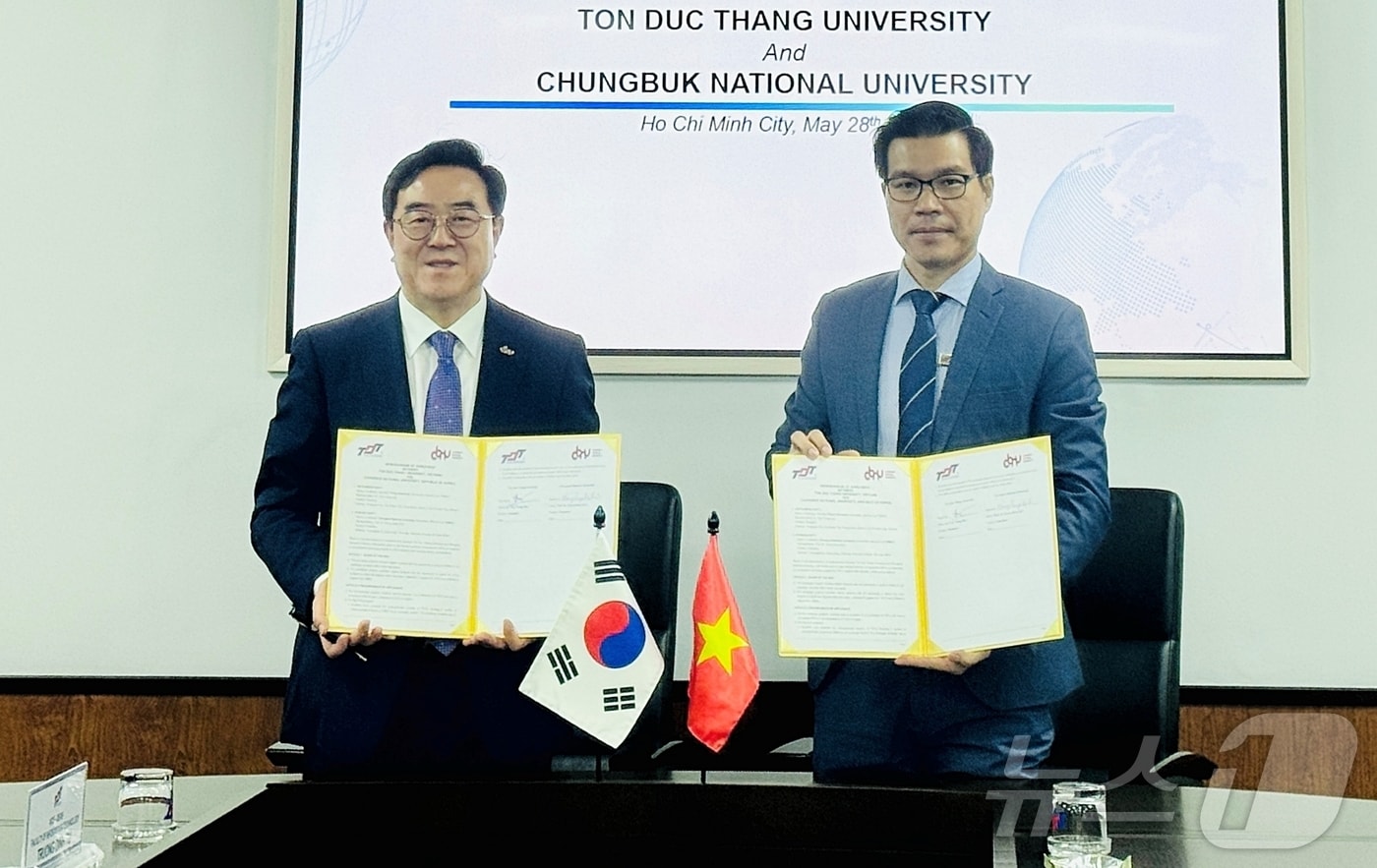 충북대학교는 베트남 톤득탕 대학(TON DUC THANG University)과 3+2 학·석사 연계과정을 위해 손을 잡았다. 사진 왼쪽부터 고창섭 충북대 총장, 짠 정 다오(TRAN TRONG DAO) 톤득탕대 총장.(충북대 제공)/뉴스1