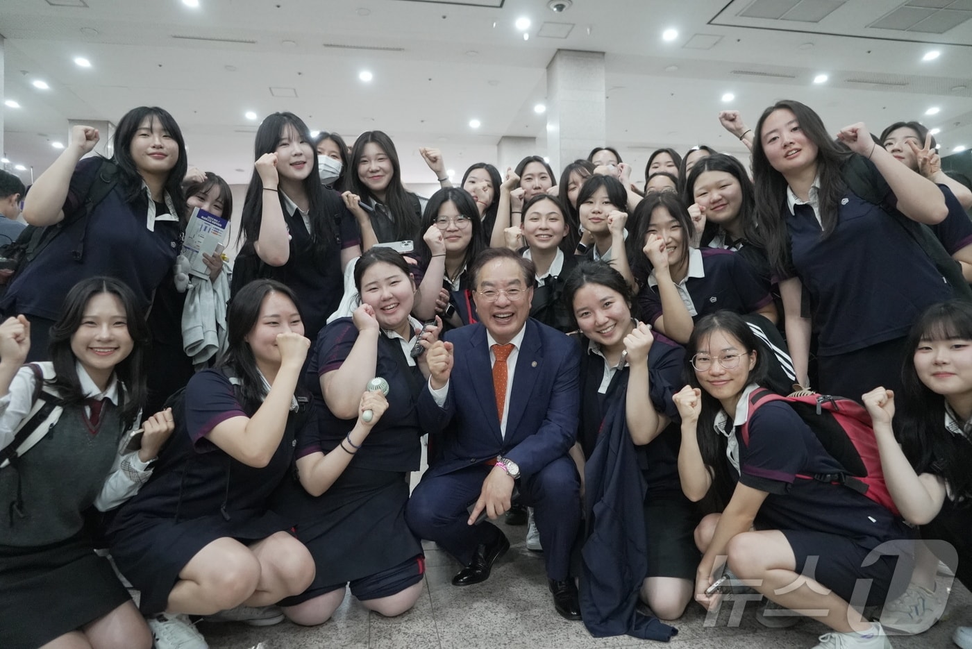 하윤수 부산시교육감이 29일  2024 부산 특성화고 채용박람회를 방문해 학생들과 기념사진을 찍고 있다.&#40;부산시교육청 제공&#41;