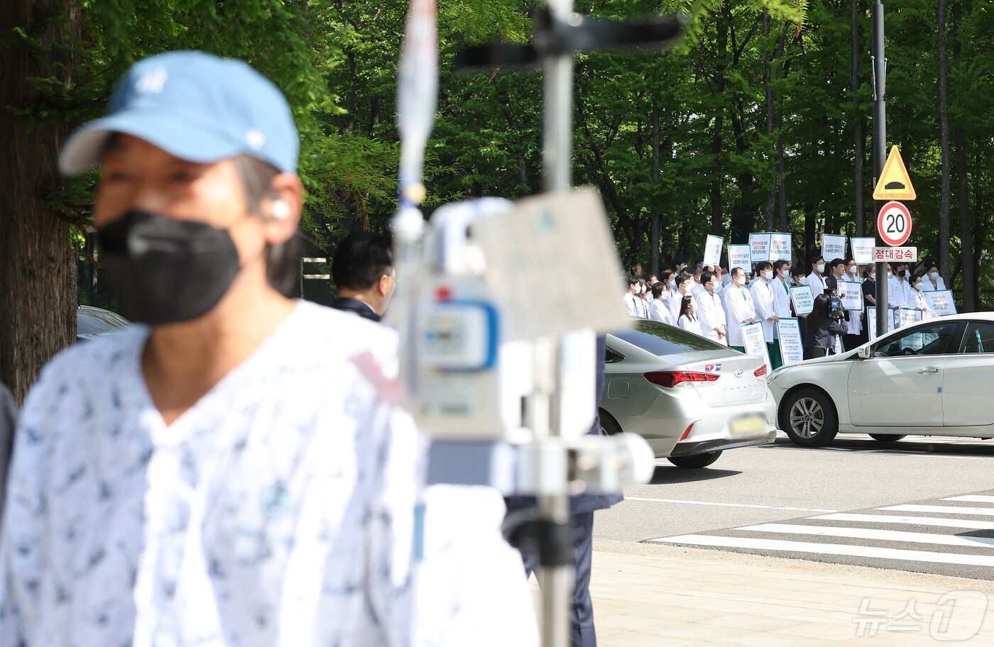 서울아산병원·울산대병원·강릉아산병원을 수련병원으로 둔 울산의대교수협의회 비상대책위원회 소속 의사들이 3일 오전 서울 송파구 아산병원 정문에서 의대 증원 정책 철회를 촉구하는 피켓 시위를 하고 있다. 2024.5.3/뉴스1 ⓒ News1 김민지 기자