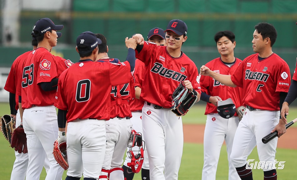 동백유니폼을 입은 롯데 자이언츠 선수들. (롯데 자이언츠 제공)