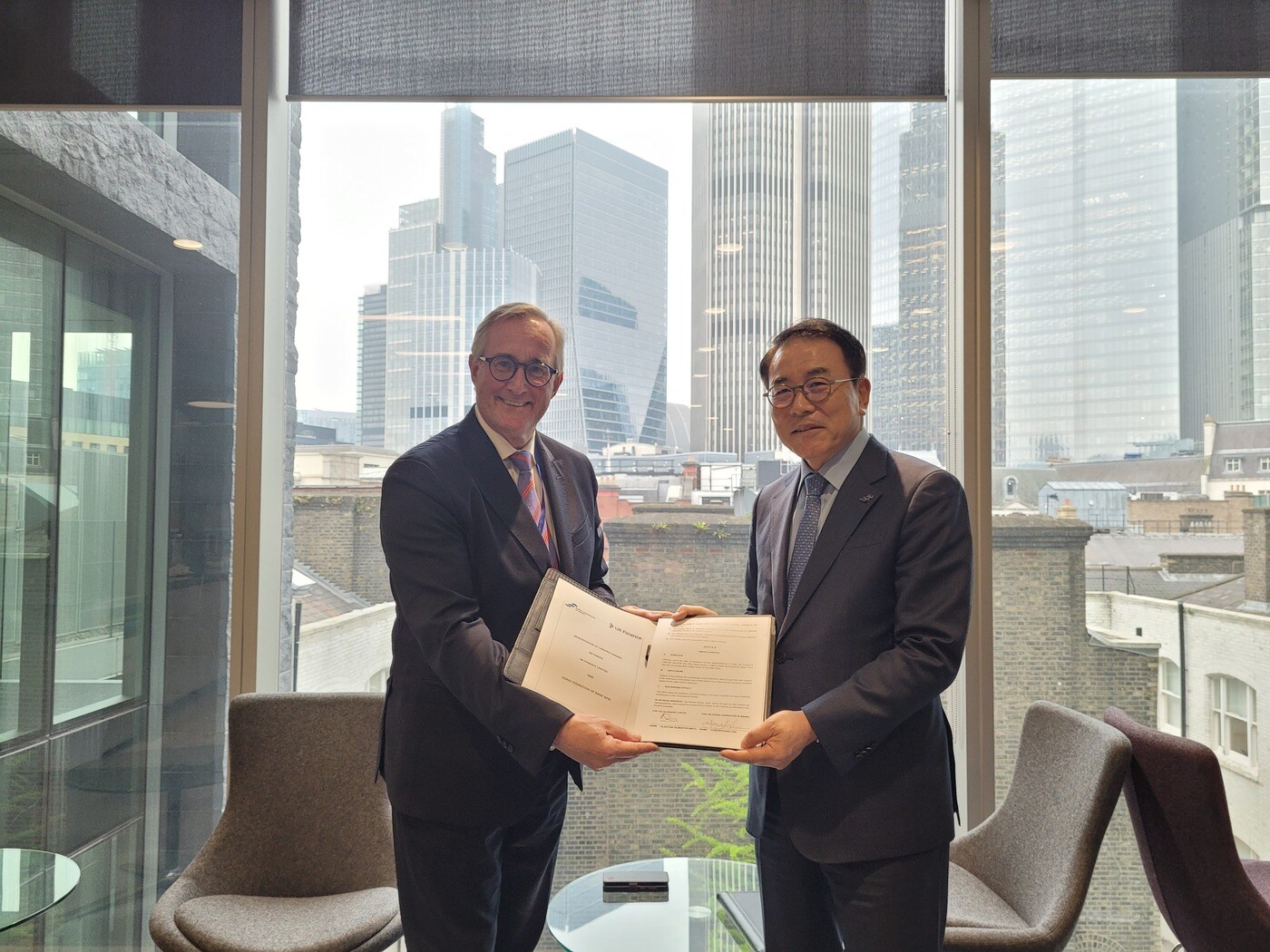 조용병 은행연합회 회장(오른쪽)과 밥 위글리(Bob Wigely) 영국은행협회 회장(왼쪽)이 MOU를 체결하고 기념사진을 촬영하는 모습. (은행연합회 제공)