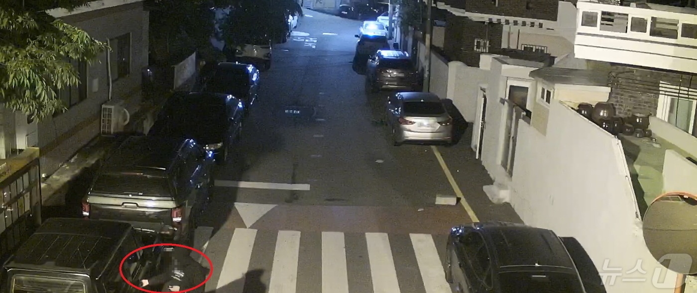 울산 중구 CCTV통합관제센터 모니터링에 포착된 차량털이 미수범 모습. (울산 중구 제공)