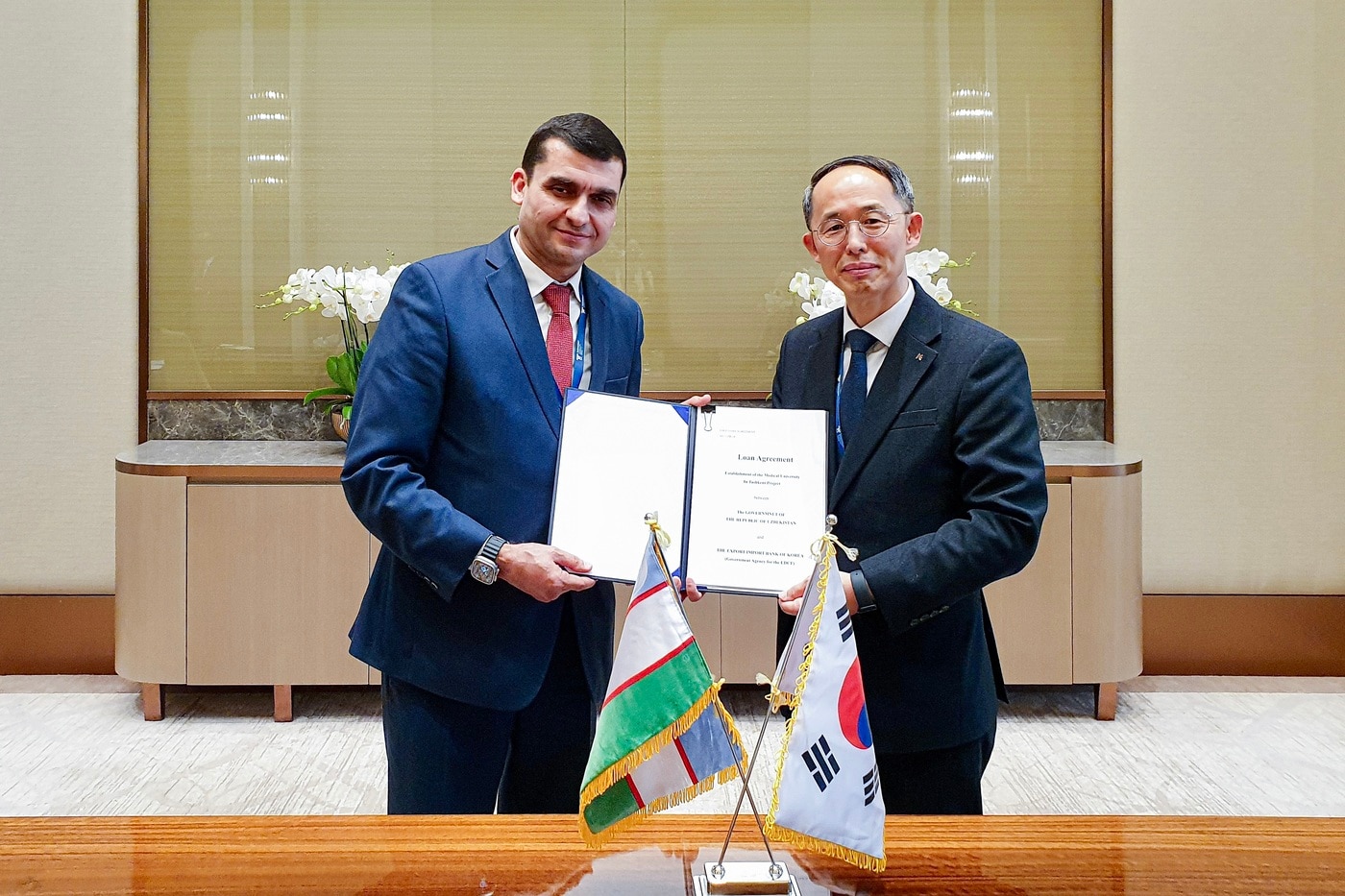 황기연(왼쪽) 수은 상임이사가 2일 우즈베키스탄 타슈켄트에서 차관공여계약서에 서명한 뒤, 아실벡 후다야로프(Asilbek Khudayarov) 우즈베키스탄 보건부 장관과 기념 촬영을 하고 있다.(수출입은행 제공)