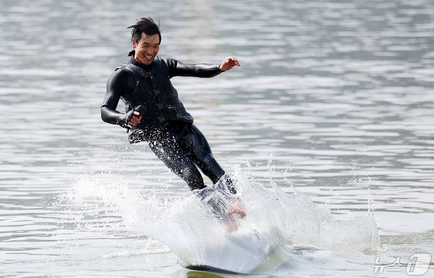 초여름 날씨를 보인 3일 오후 서울 잠원 한강공원 내 리버시티수상스키장에서 한 시민이 포일보드를 타고 있다. 하이드로포일은 보드 아래 날개가 달려서 고속으로 달리면 보드 자체가 물 위로 떠오르는 보드다. 2024.5.3/뉴스1 ⓒ News1 박지혜 기자