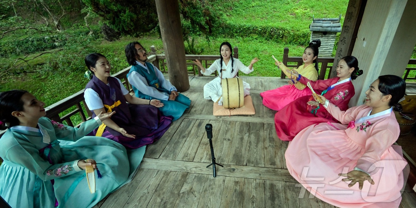 전남대 외국인 유학생들이 김주희 강사의 북장단에 맞춰 판소리를 배우고 있다. /뉴스1