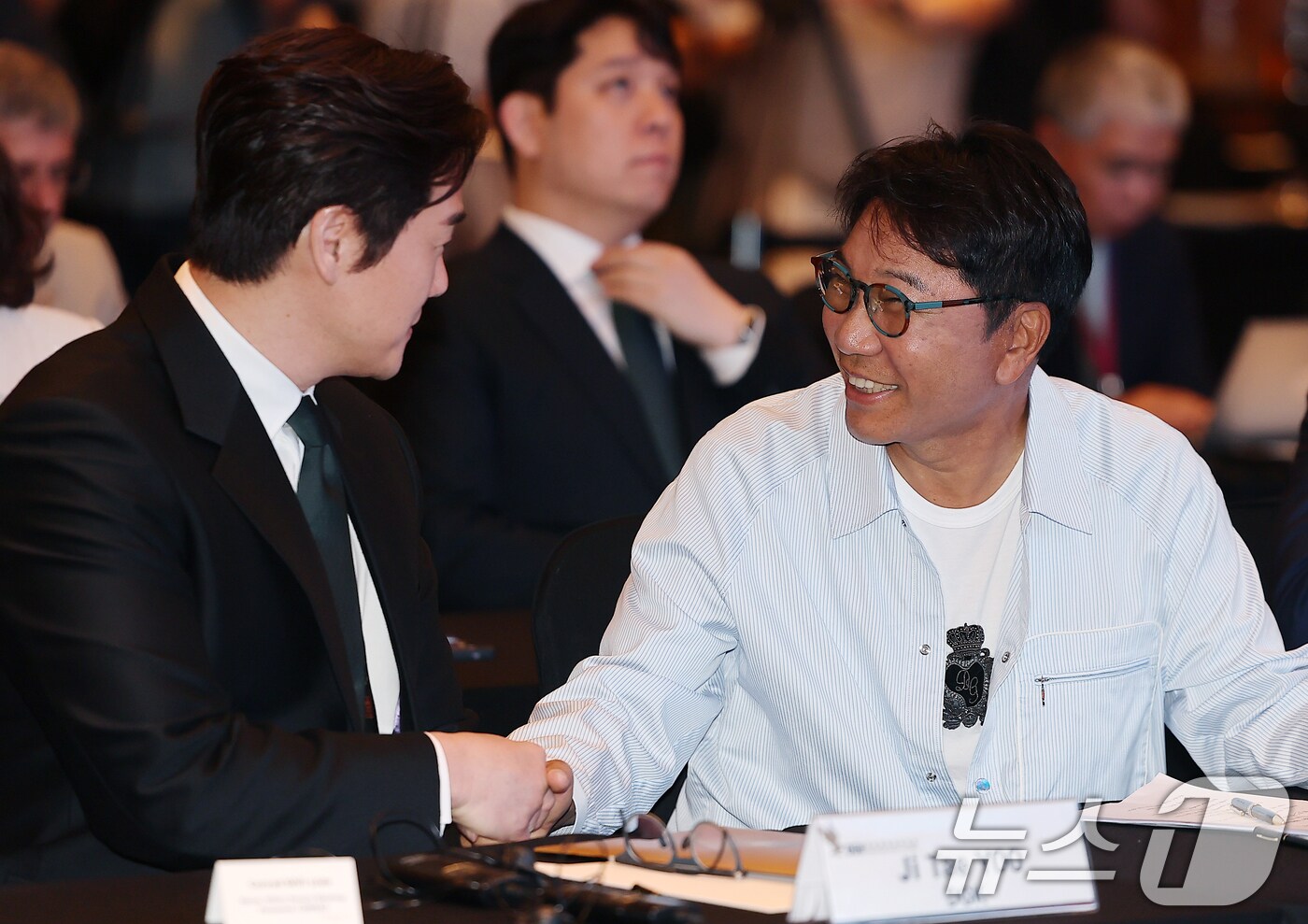 이수만 SM엔터테인먼트 전 총괄 프로듀서가 30일 오전 서울 영등포구 여의도 콘래드호텔에서 열린 국제저작권관리단체연맹(CISAC) 세계총회에 참석해 감독 겸 배우 유지태(왼쪽)와 인사를 나누고 있다. 2024.5.30/뉴스1 ⓒ News1 김진환 기자