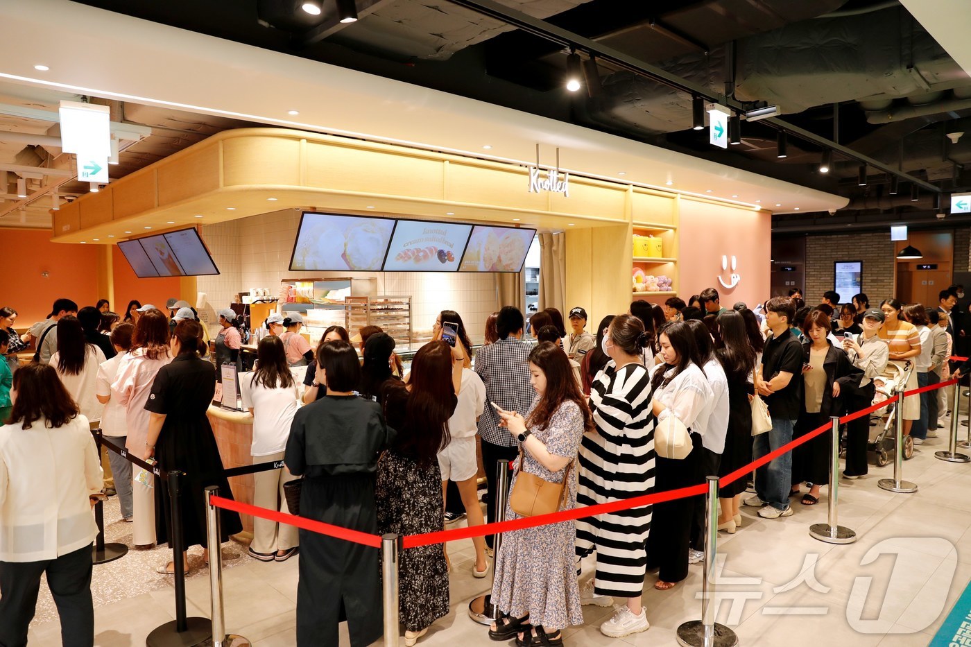 30일 광주신세계 지하 1층에 개점한 국내 유명 도넛 브랜드 ‘노티드 도넛’ 매장에 고객이 몰려 장사진이 펼쳐졌다.(광주신세계 제공)2024.5.30./뉴스1