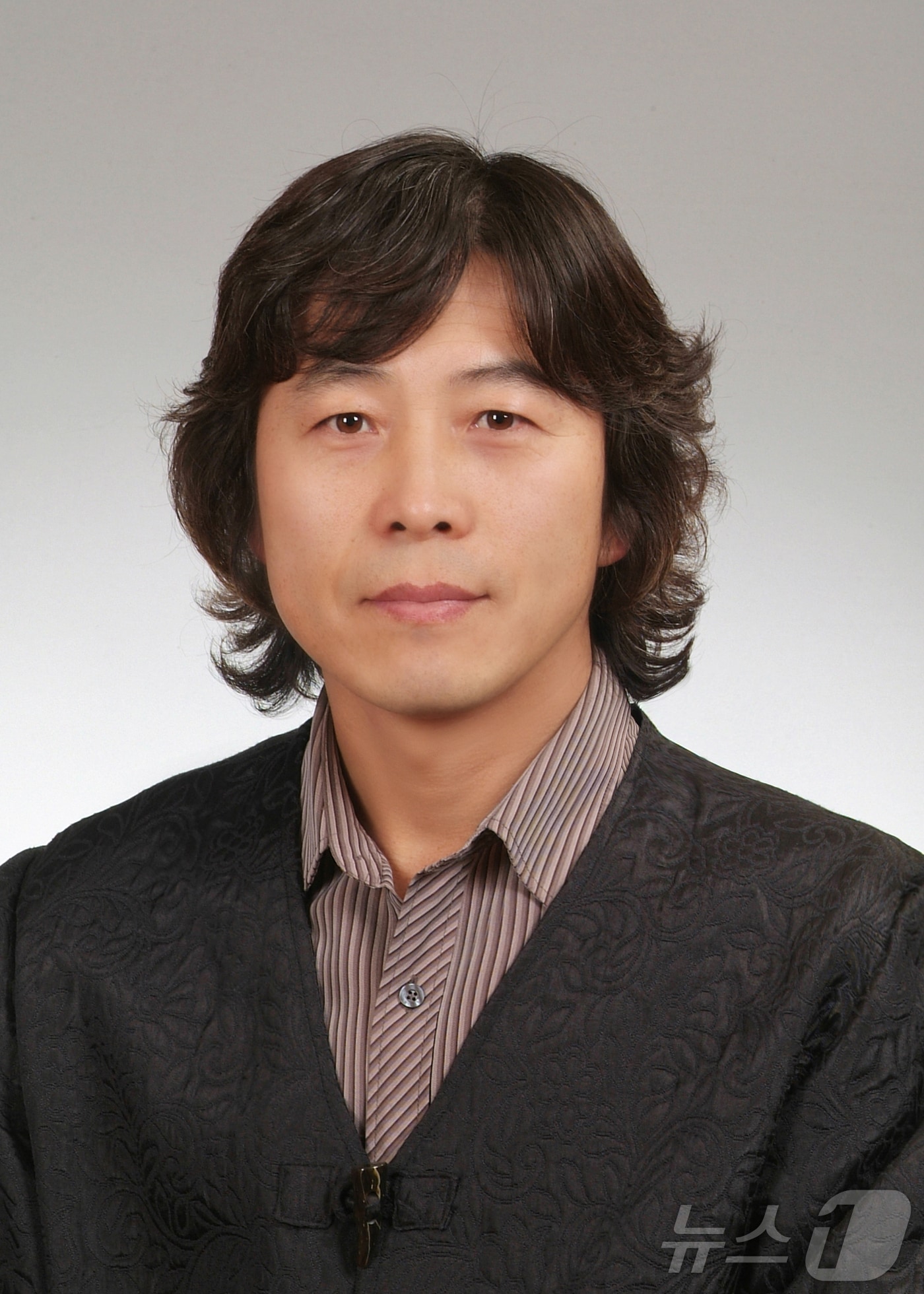 강원도 무형유산 전통자기도공(흑자장)으로 지정된 김병욱 선생.(동해시 제공) 2024.5.30/뉴스1