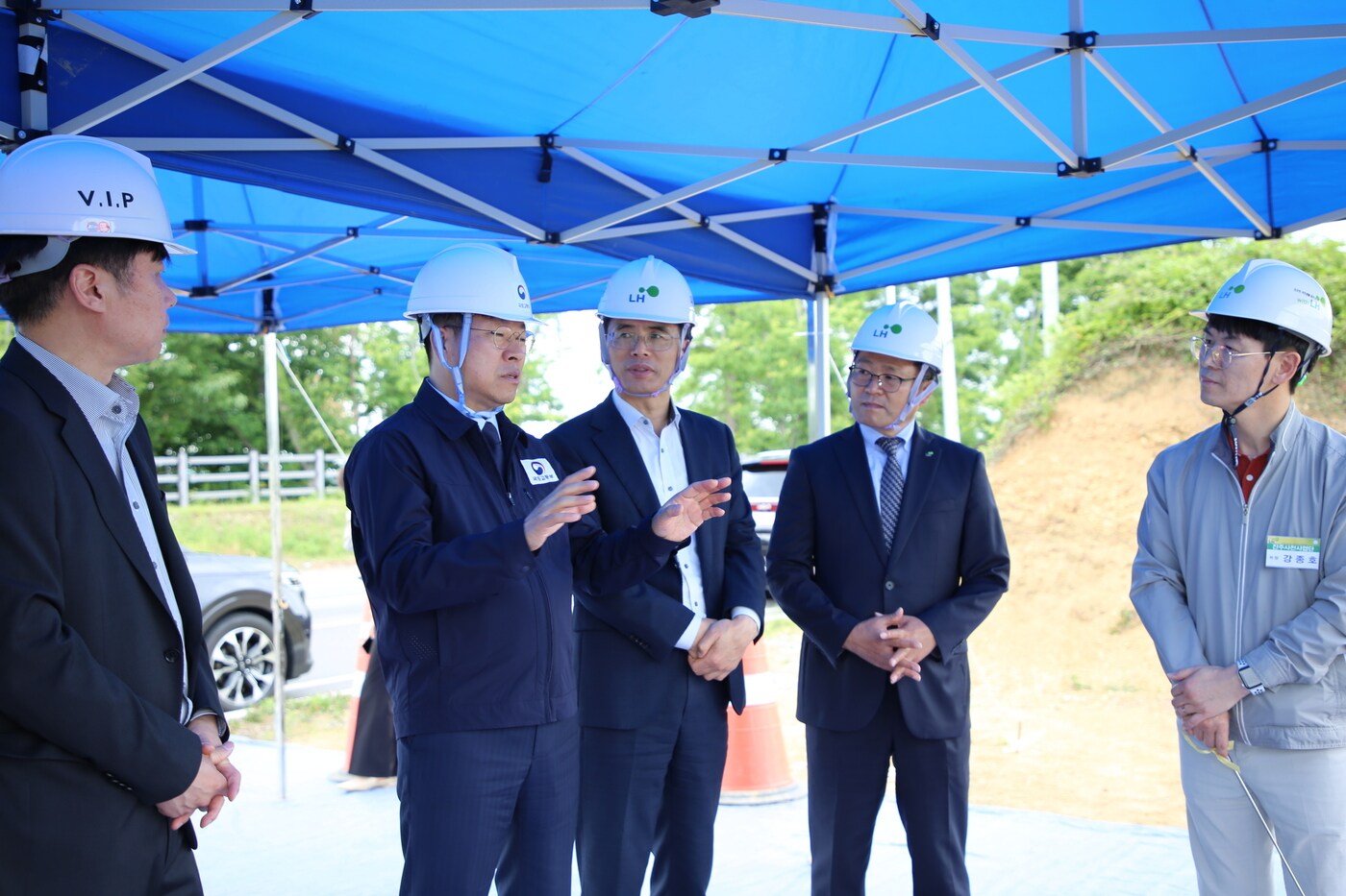  경남 항공 국가산업단지 조성 공사 현장을 방문한 진현환 국토교통부 1차관(왼쪽 두번째)이 관계자들과 얘기 나누고 있다. /국토교통부 제공
