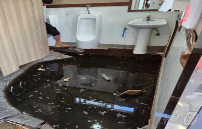 29일 제주시 구좌읍 종달리 용눈이오름 공중화장실 바닥이 무너지는 사고가 발생했다.(제주소방안전본부 제공)