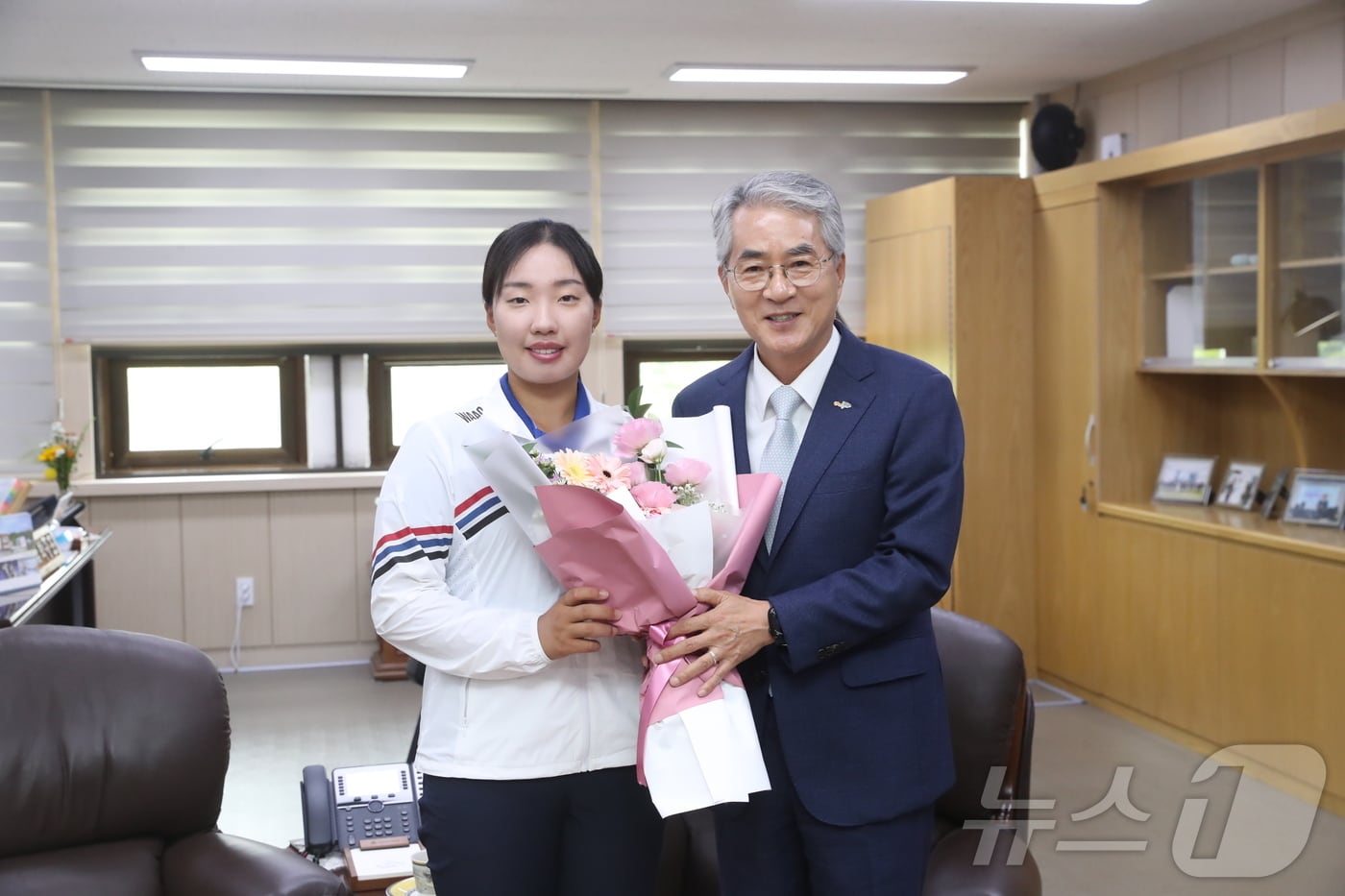 박종훈 경남교육감이 30일 교육감 집무실에서 마산제일여고 이효송 선수에게 격려의 꽃다발을 전달한 뒤 함께 기념사진을 찍고 있다.&#40;경남교육청 제공&#41;