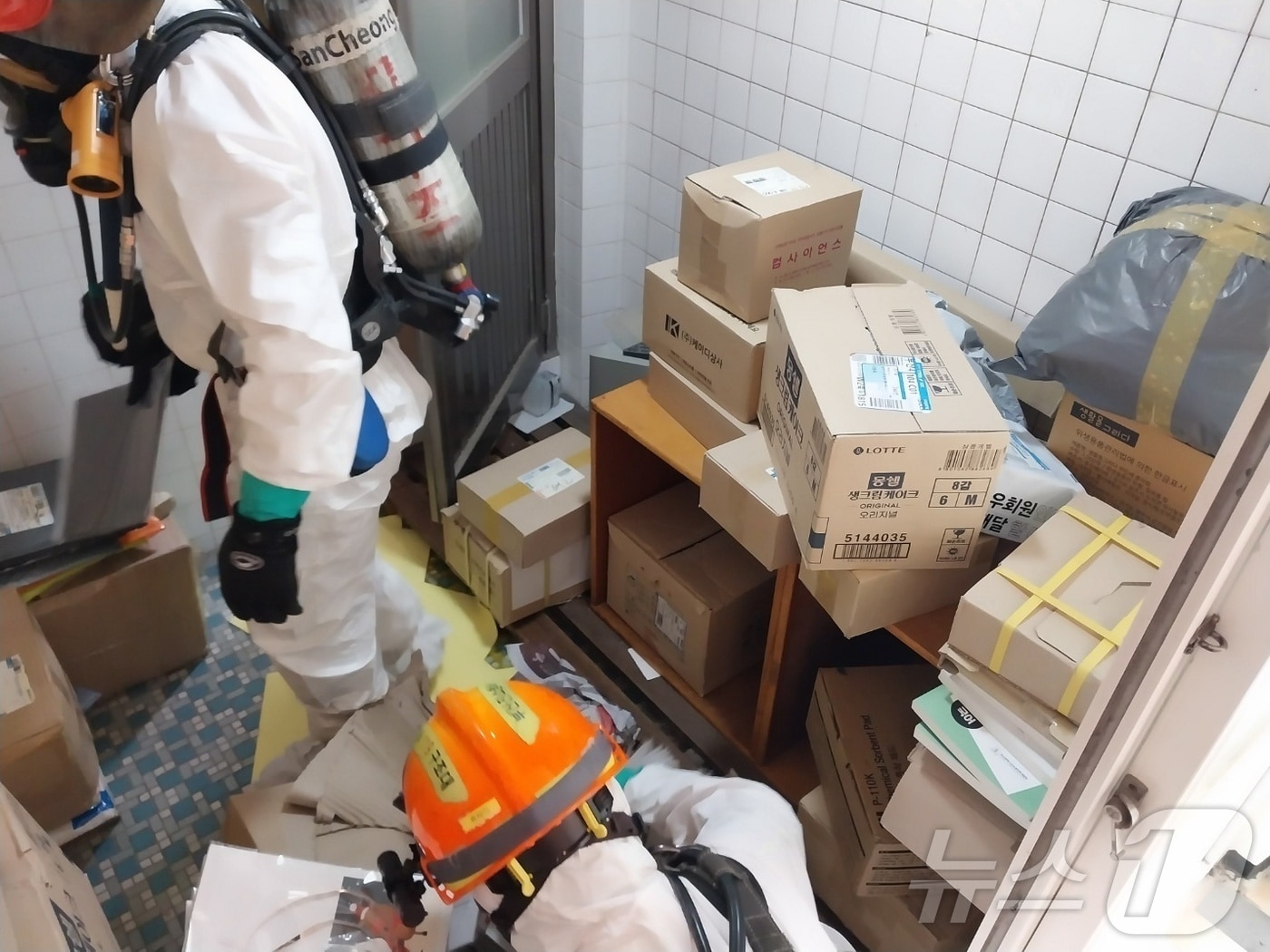 30일 오후 1시 21분쯤 부산 남구 한 고등학교 택배 보관실에서 화학물질인 염산이 누출됐다.(부산소방재난본부 제공) 