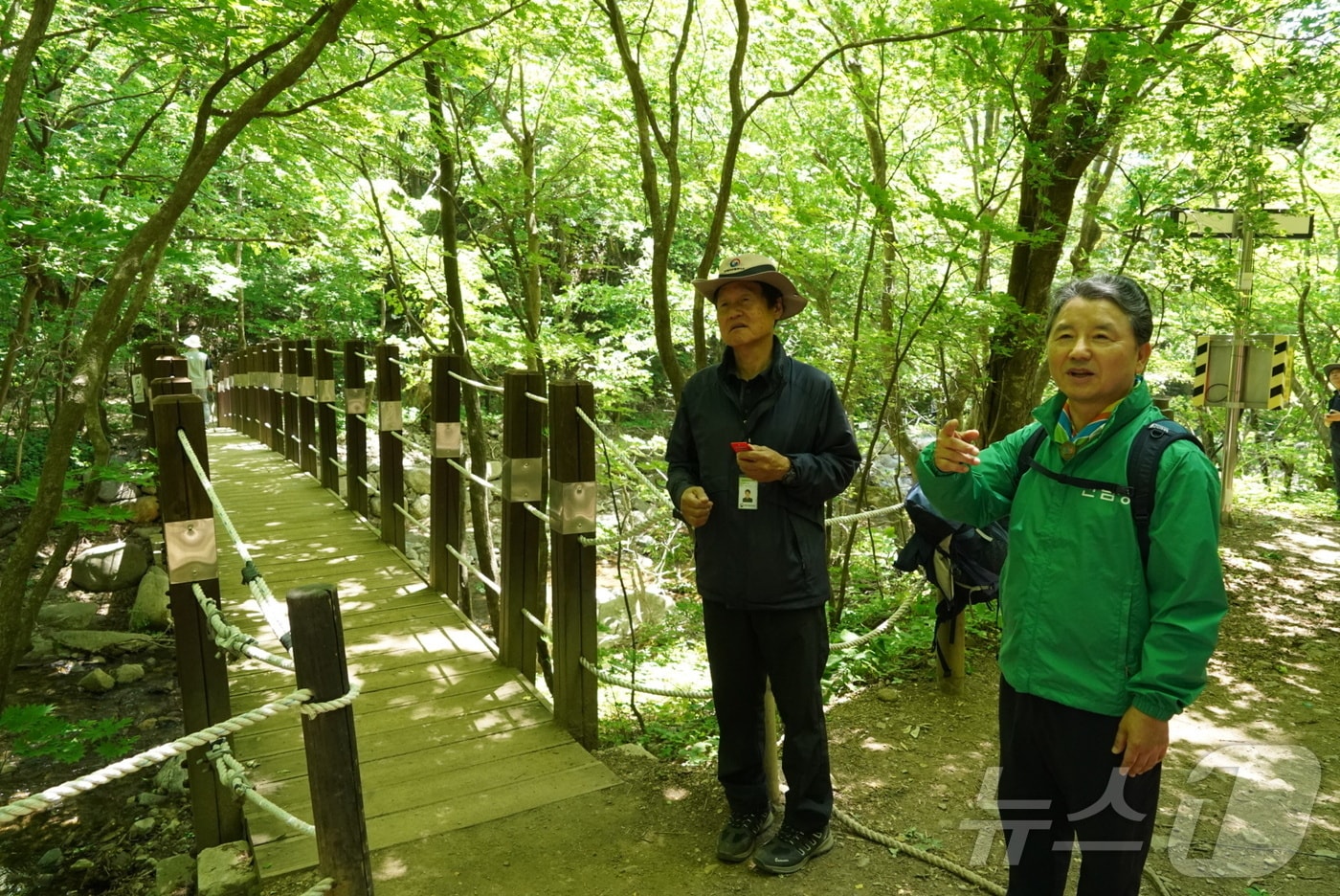 남성현 산림청장(오론쪽)이 산림생태탐방로를 점검하고 있다. (산림청 제공)/뉴스1 