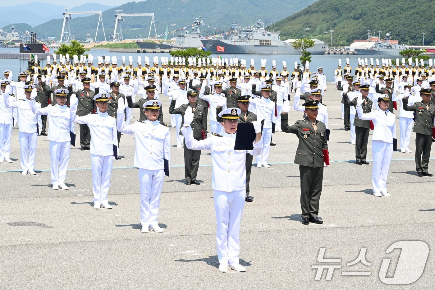 31일 경남 창원시 진해구 해군사관학교에서 열린 ‘제136기 해군·해병대 사관후보생 수료 및 임관식’에서 신임 장교들이 임관선서를 하고 있다. &#40;해군 제공&#41; 2024.5.31/뉴스1