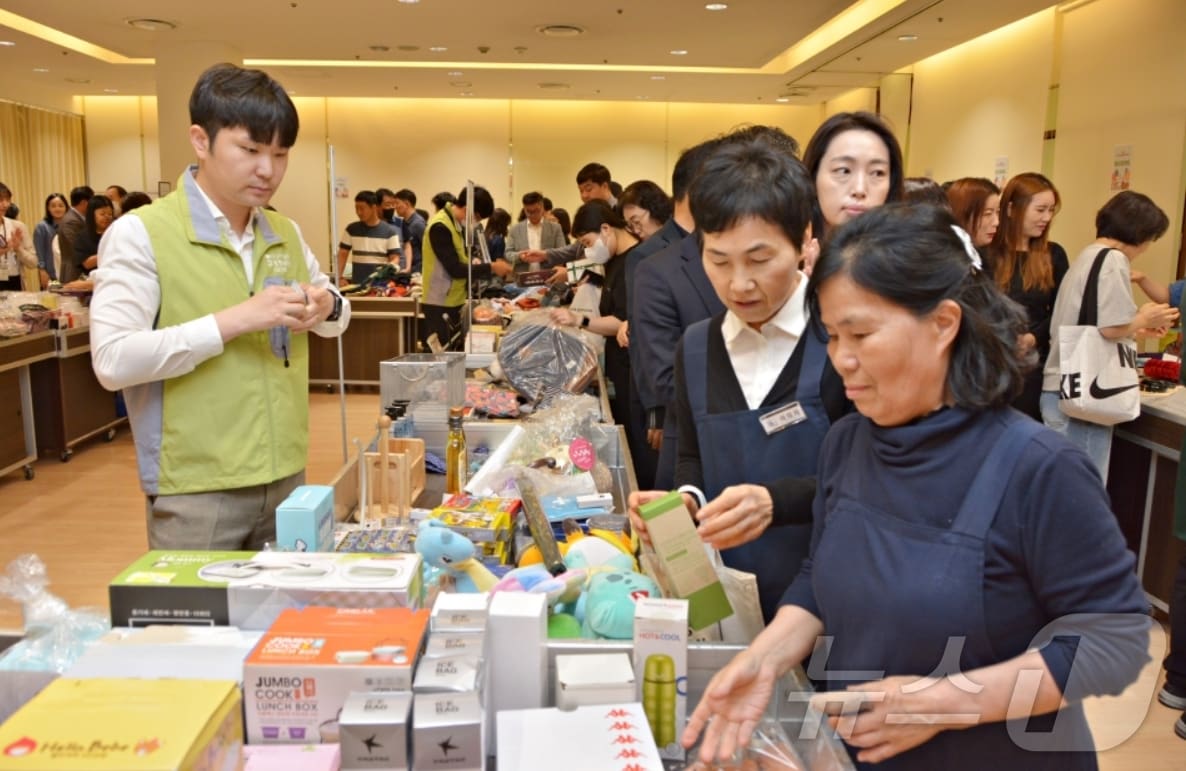 대구백화점은 31일 개점 80주년을 맞아 직원 참여형 사회기부 프로그램인 '대백 한마음 플리마켓'을 진행했다. 임직원들이 기부한 상품을 직원들이 구매하고 있다.(대구백화점 제공)