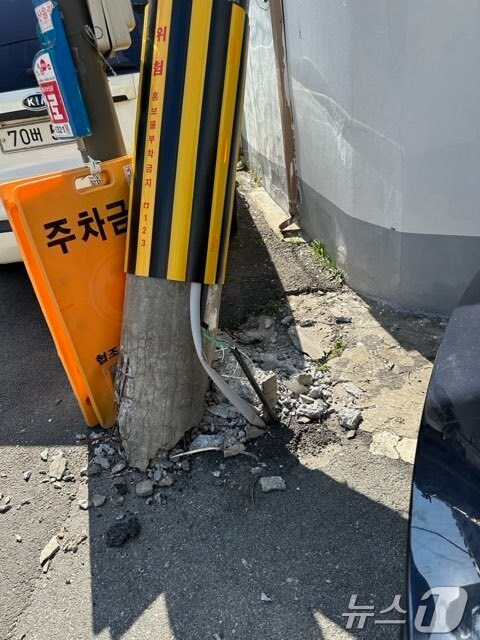 31일 오후 3시15분쯤 경기 의정부시 의정부동의 한 주택가 골목길에 전신주가 쓰러지는 사고가 발생했다.(경기도소방재난본부 제공)/