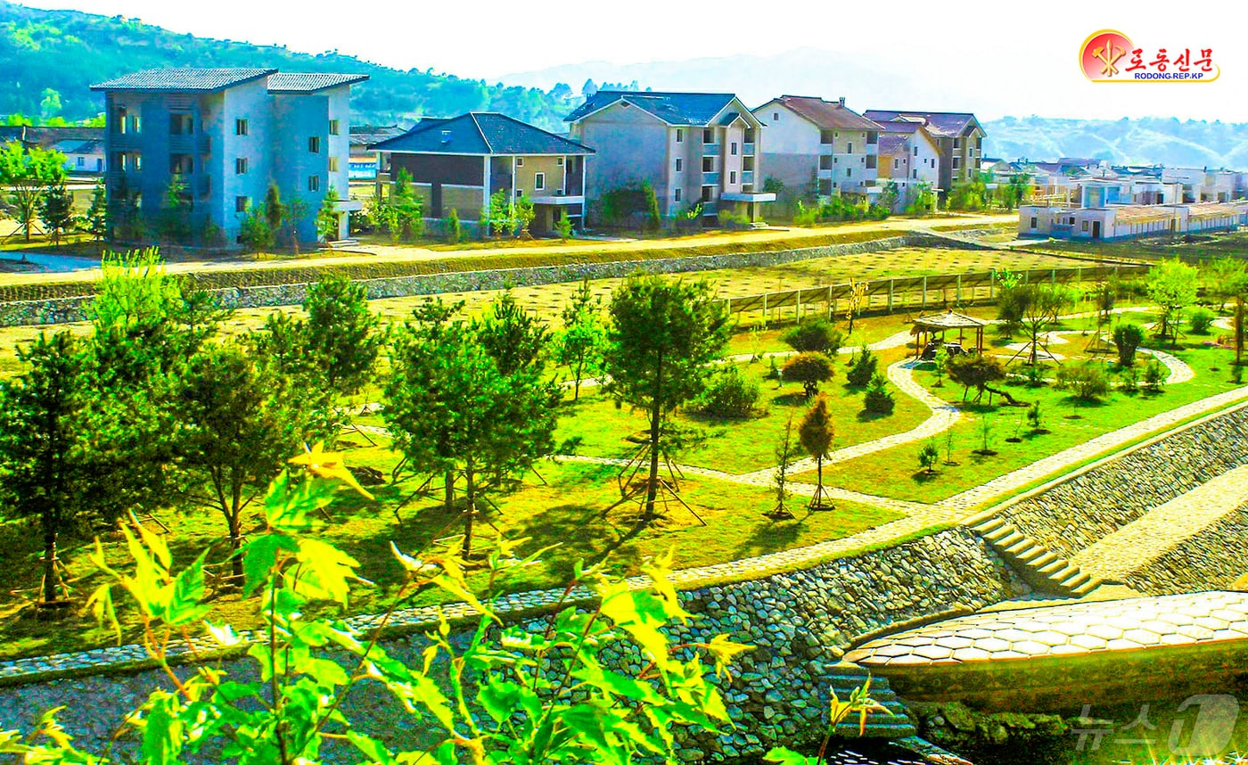 (평양 노동신문=뉴스1) = 북한 새 농촌마을 풍경. [국내에서만 사용가능. 재배포 금지. DB 금지. For Use Only in the Republic of Korea. Redistribution Prohibited] rodongphoto@news1.kr