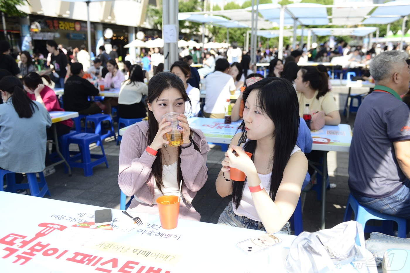 4일 대구 북구 DGB대구은행파크 일원에서 열리는 떡볶이 축제 현장에 방문한 시민들이 즐거운 시간을 보내고 있다. 2024.5.4/뉴스1 ⓒ News1 이성덕 기자