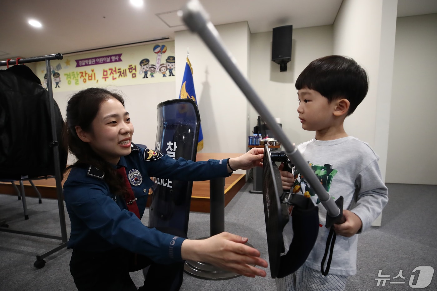 지난 5월 5일 오전 서울 종로구 국립경찰박물관에서 열린 어린이날 기념행사에 참가한 어린이들이 경찰장비 체험을 하고 있다. 2024.5.5/뉴스1 ⓒ News1 이광호 기자