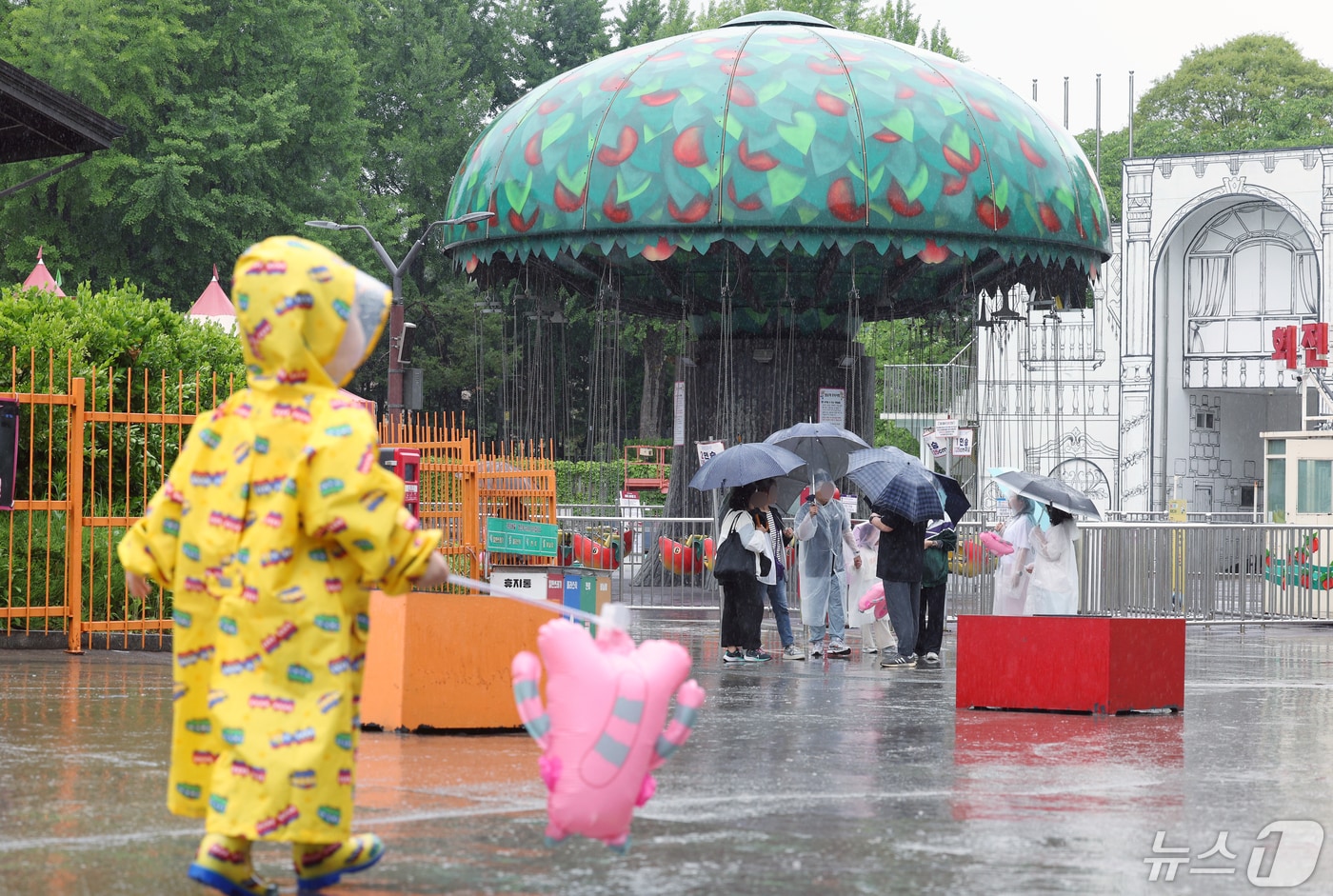 전국적으로 비가 내리고 있는 어린이날인 5일 서울 광진구 능동 어린이대공원을 찾은 가족단위 방문객들이 한산한 놀이공원을 걷고 있다. 2024.5.5/뉴스1 ⓒ News1 박정호 기자