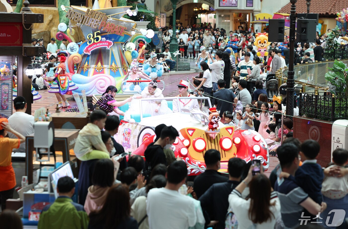 어린이날인 5일 오후 서울 송파구 롯데월드 어드벤처에서 어린이들과 가족들이 퍼레이드를 보고 있다. 2024.5.5/뉴스1 ⓒ News1 신웅수 기자