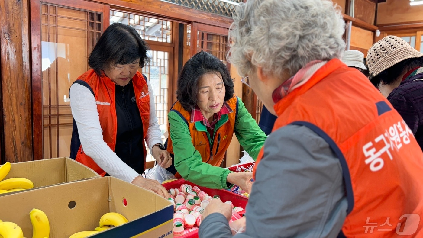 광주 동구 충장동 통장단이 익명의 기부자와 함께 어린이집 11곳에 간식꾸러미 600개를 전달하기 위해 소포장하고 있다.(독자 제공)2024.5.7/뉴스1