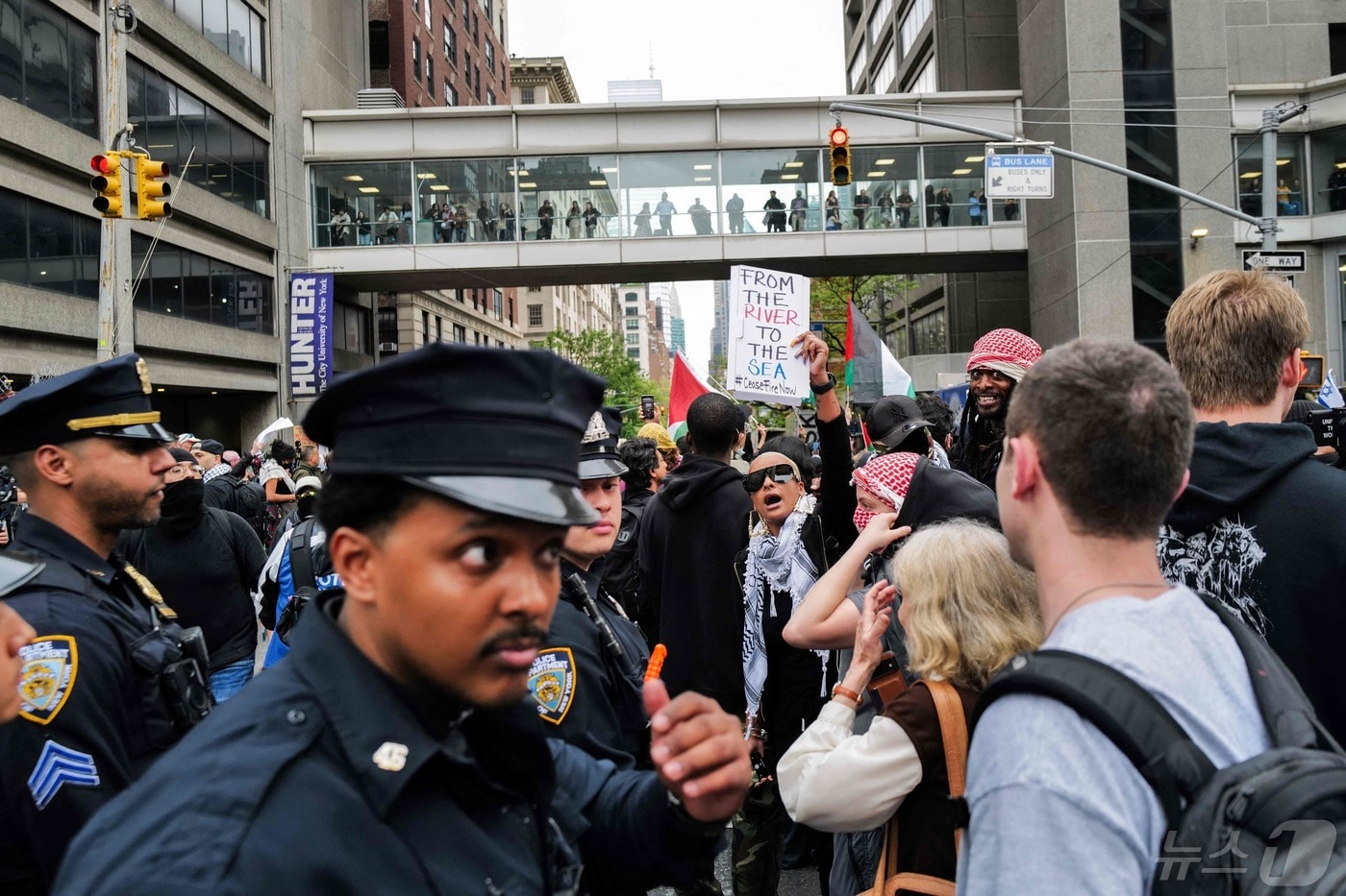 세계 최대 패션 자선행사 뉴욕 '메트 갈라'가 열리는 메트로폴리탄 미술관 인근에서 6일(현지시간) 친팔레스타인 시위가 열리고 있다. 2024.05.06 ⓒ AFP=뉴스1