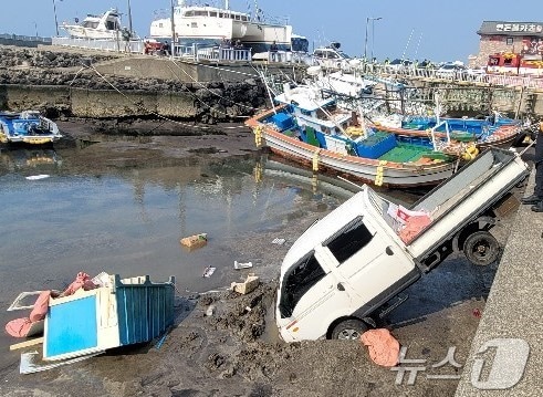 7일 오후 3시24분 제주시 도두사수항에서 1톤 트럭 한 대가 추락하는 사고가 발생했다.&#40;제주소방안전본부 제공&#41;