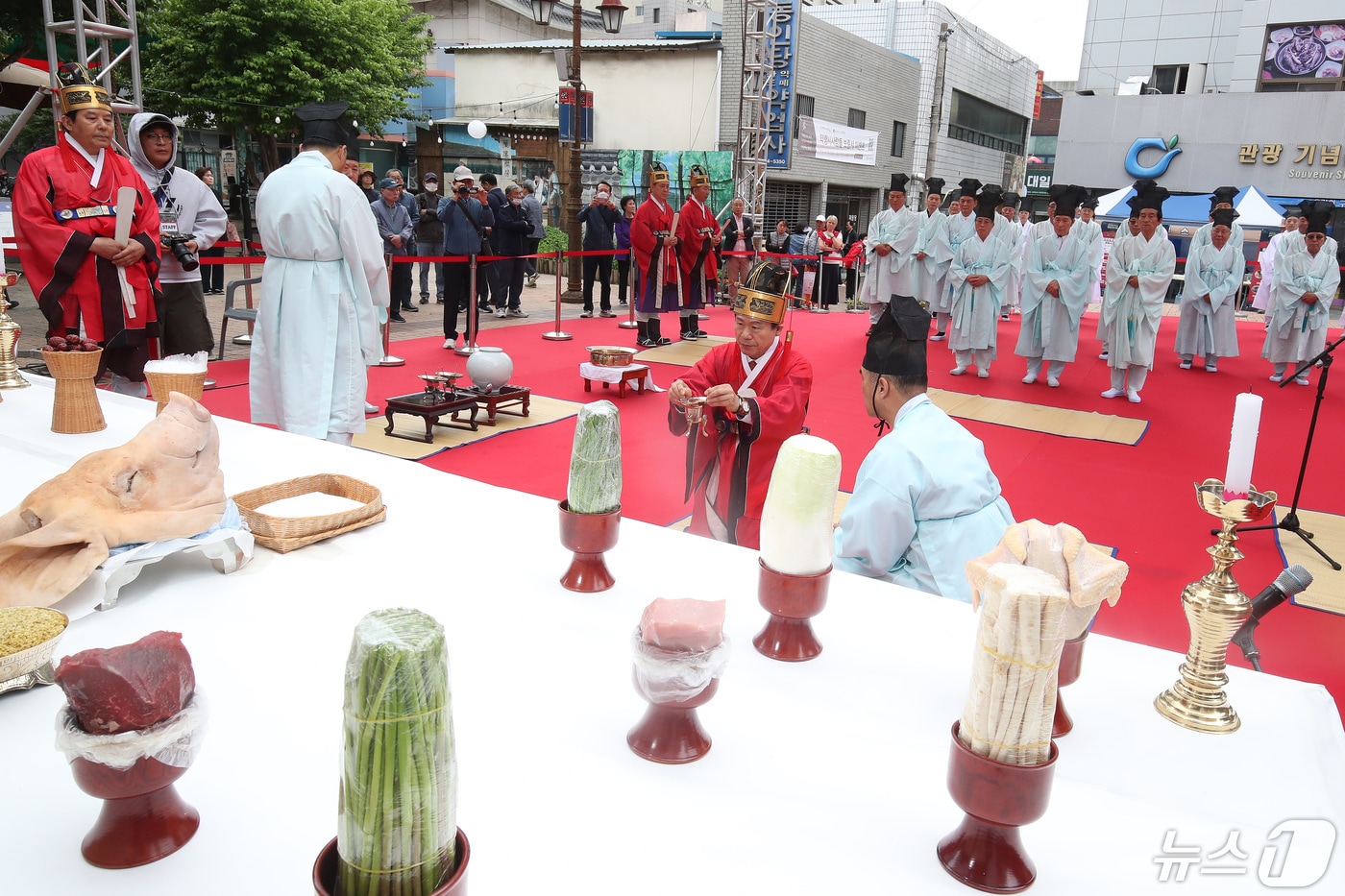 '2025 대구약령시 한방문화축제'가 8일 대구 약령시 일원에서 개막해 나흘간 진행된다. 사진은 지난해 축제 모습. 2024.5.8/뉴스1 ⓒ News1 자료 사진